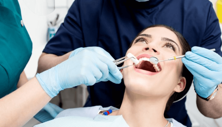 Chỉ nha giúp làm sạch kẽ răng thay vì dùng tăm để tránh làm tổn thương nướu và chân răng