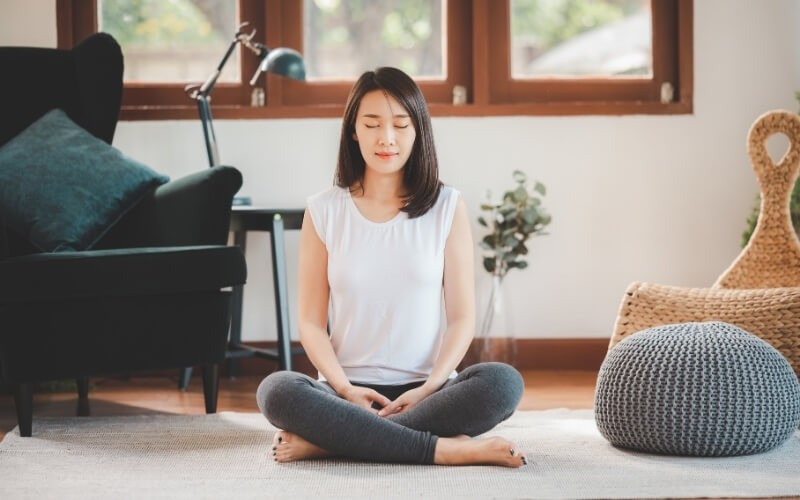 Người nghiến răng nên thiền trước khi ngủ để thanh lọc tâm trí