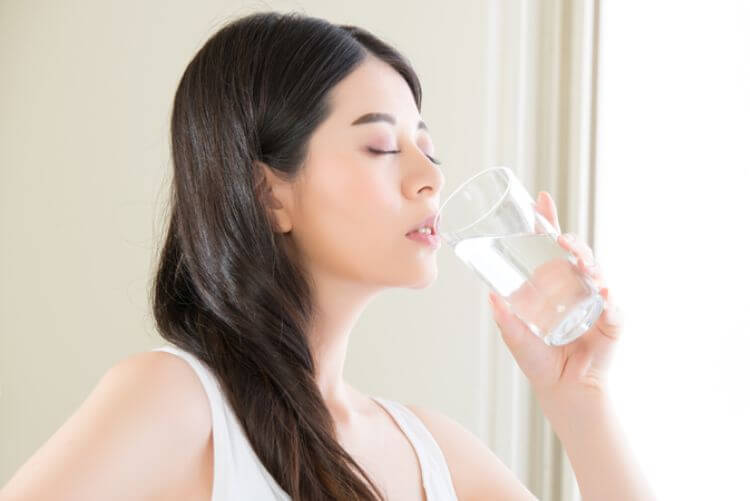 Uống nước thường xuyên ngăn tình trạng khô miệng