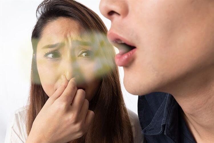 Miệng có mùi khó chịu thường đi kèm tình trạng sưng nướu, chảy máu chân răng
