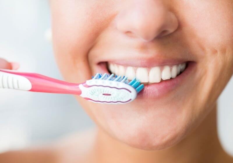 Vệ sinh răng miệng đúng cách là bước quan trọng giúp phòng ngừa bệnh mòn răng