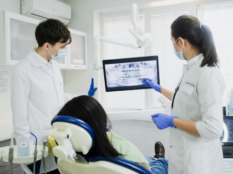 Nha sĩ tư vấn giải pháp phục hình sau khi nhổ răng cho người bệnh