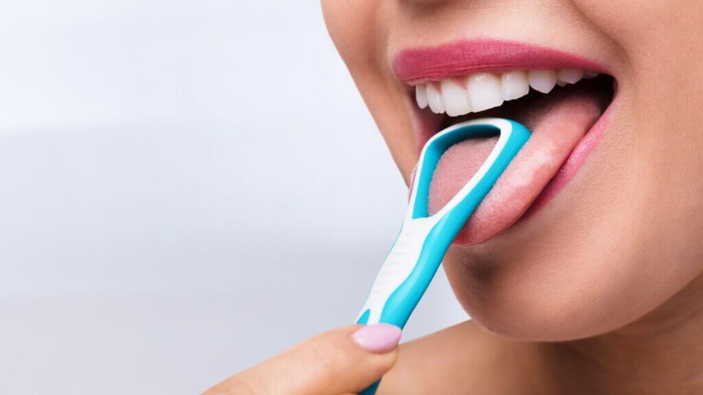 Người dùng nên sử dụng dụng cụ chuyên dụng để làm sạch lưỡi