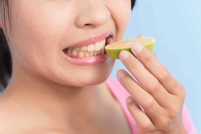 Chanh chứa nhiều vitamin C và axit citric có khả năng tẩy rửa mảng bám trên răng tự nhiên