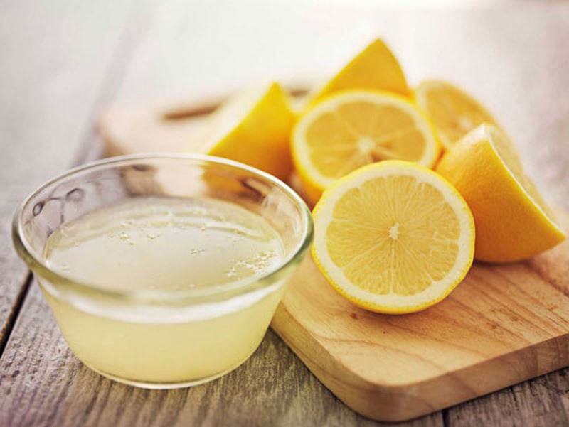 Tẩy trắng răng bị vàng bằng nước chanh tươi