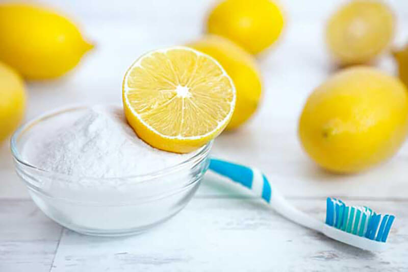 Dùng muối và chanh có tính mài mòn chỉ nên chải nhẹ nhàng