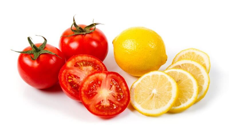 Cà chua và chanh đều giàu vitamin C, có tác dụng làm sạch mảng bám 