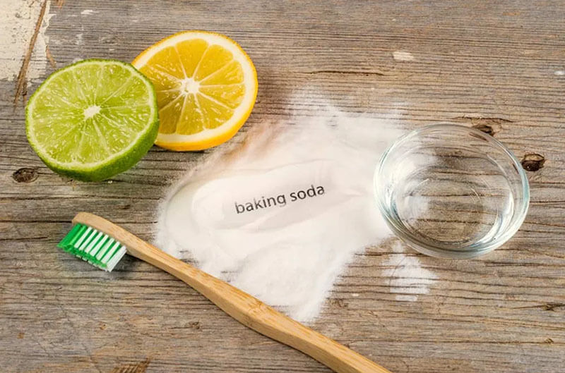 Baking soda có tính kiềm nhẹ giúp loại bỏ vết ố vàng