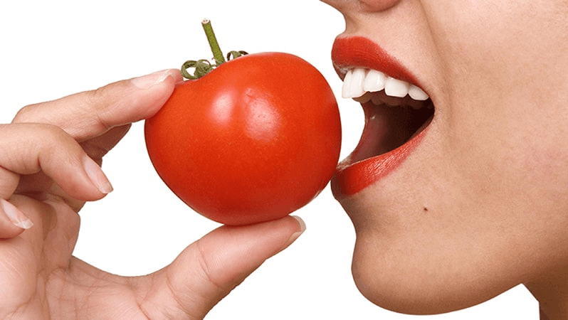 Hướng dẫn các cách làm trắng răng bằng cà chua đơn giản