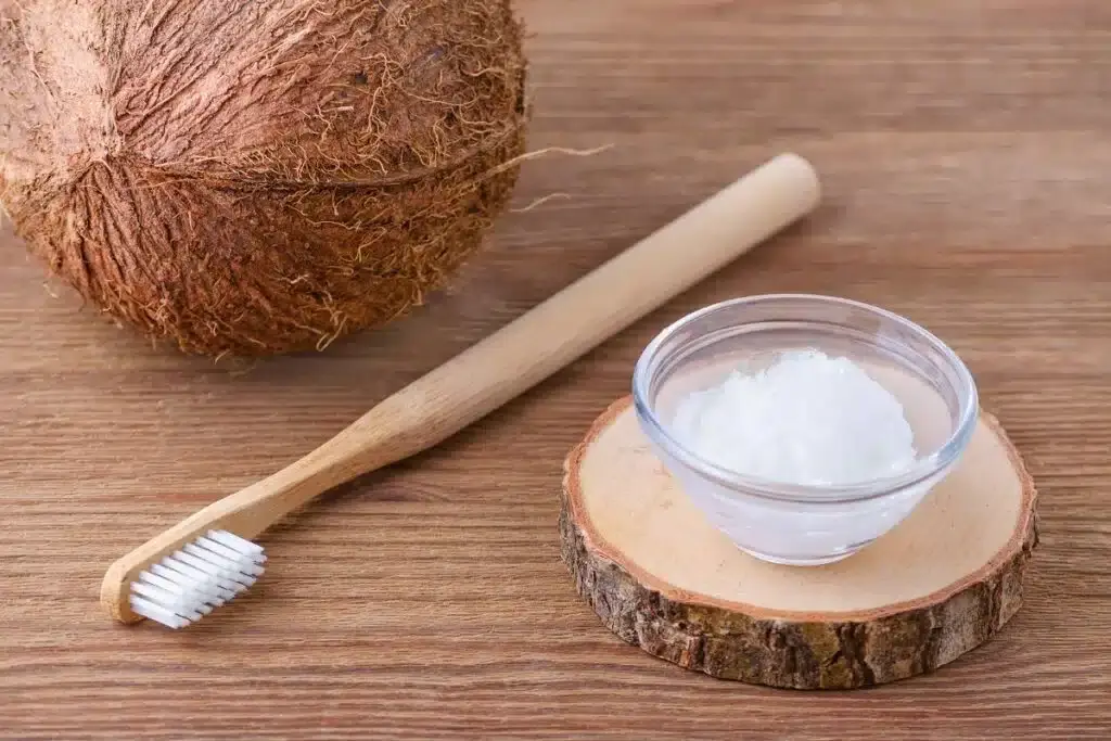 Kem đánh răng và dầu dừa nguyên chất phát huy tác dụng cải thiện răng xỉn màu