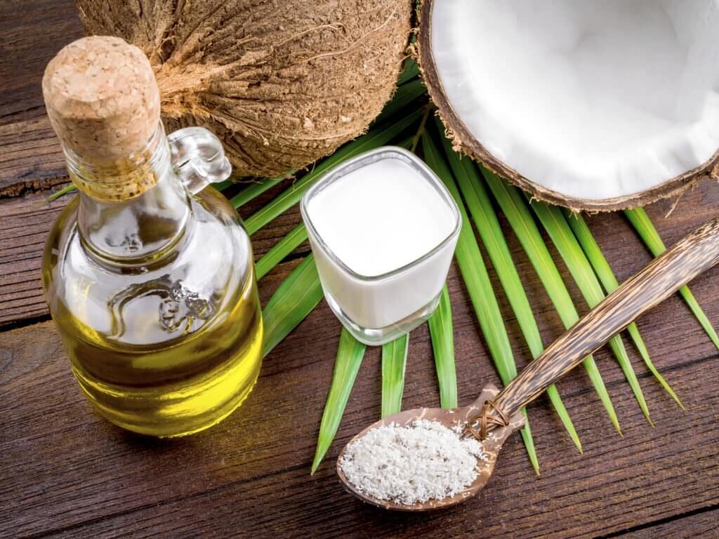 Dầu dừa và baking soda là trợ thủ đắc lực làm sáng, đều màu răng