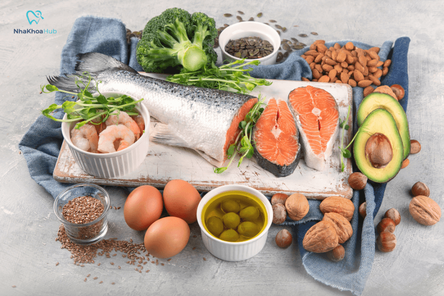 Nhóm thực phẩm như cá hồi có thể chế biến thành món hấp, nướng giấy bạc, kho mềm. Hạt chia, hạt lanh có thể trộn vào cháo, sữa chua, nước trái cây