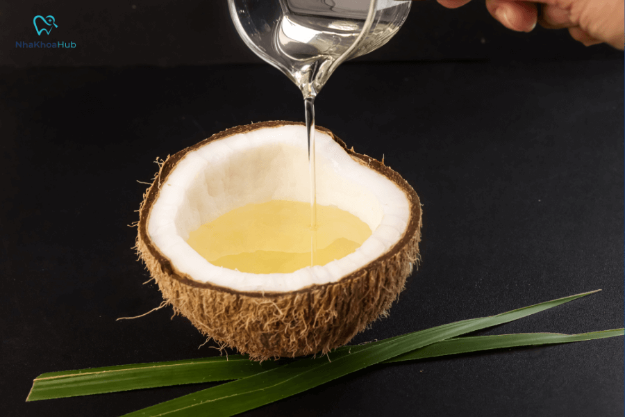 Dùng dầu dừa thoa lên nướu 3-4 lần/tuần