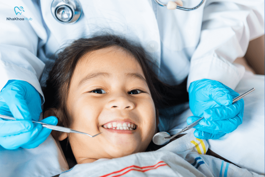 Đưa bé đi khám nha khoa định kỳ để kịp thời xử lý bất thường