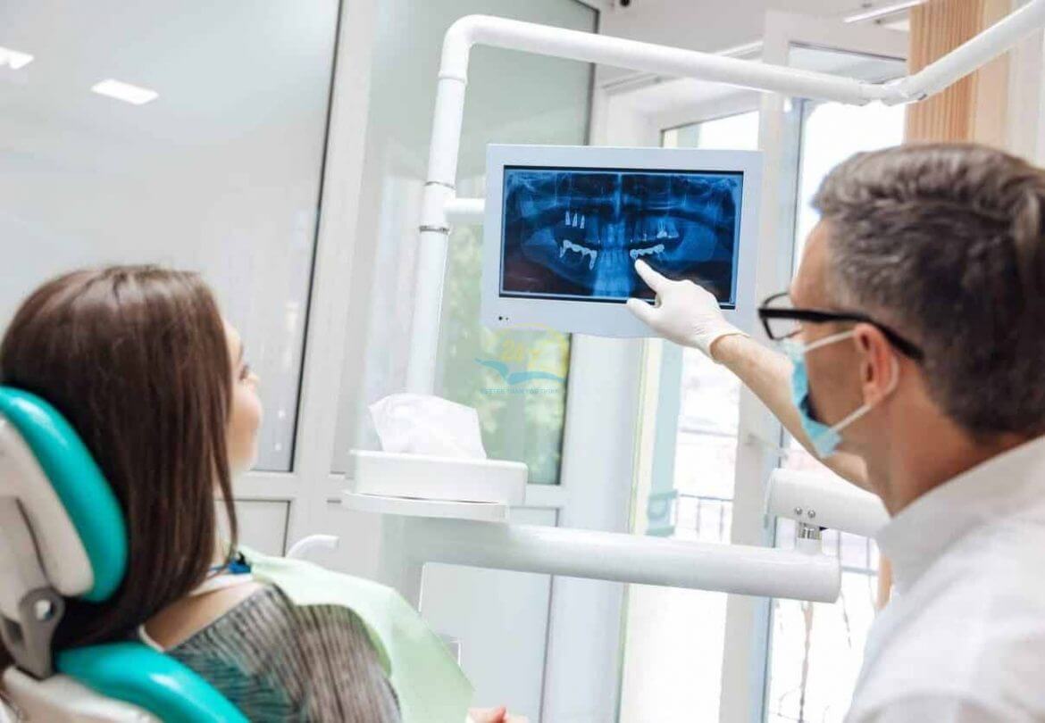 Dựa trên hình ảnh X-quang, mô phỏng khớp cắn và tình trạng răng cụ thể, bác sĩ sẽ đưa ra phác đồ điều trị phù hợp và tư vấn chi tiết về các kỹ thuật niềng khả thi