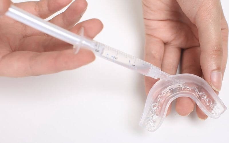 Máng nhựa được sử dụng cùng với thuốc tẩy trắng nồng độ thấp giúp duy trì thuốc trên bề mặt răng trong thời gian nhất định