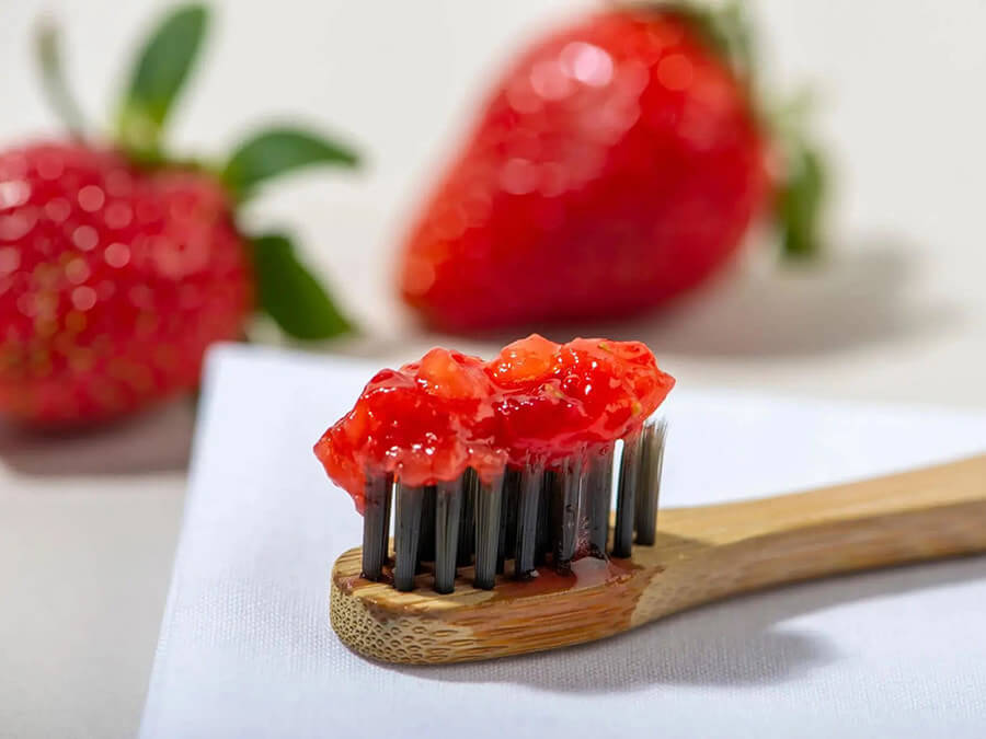 Nhiều người lựa chọn sử dụng các nguyên liệu tự nhiên như dâu tây, vỏ chuối hoặc baking soda nhằm cải thiện màu sắc răng một cách nhẹ nhàng