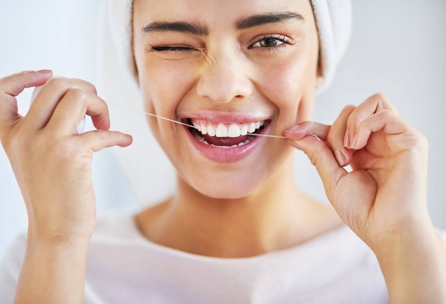 Đánh răng ít nhất 2 lần/ngày bằng bàn chải lông mềm, kết hợp với chỉ nha khoa để làm sạch mảng bám kẽ răng