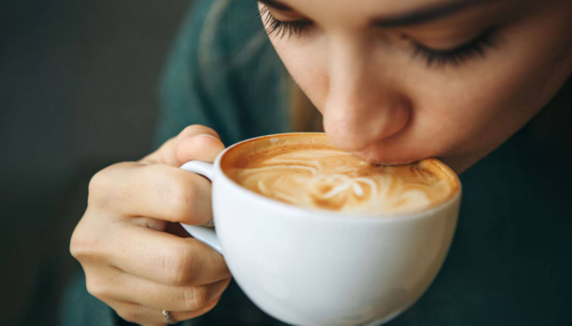 Các hợp chất màu trong thực phẩm và đồ uống như trà đậm, cà phê, rượu vang đỏ là nguyên nhân phổ biến khiến răng bị nhiễm màu bề mặt