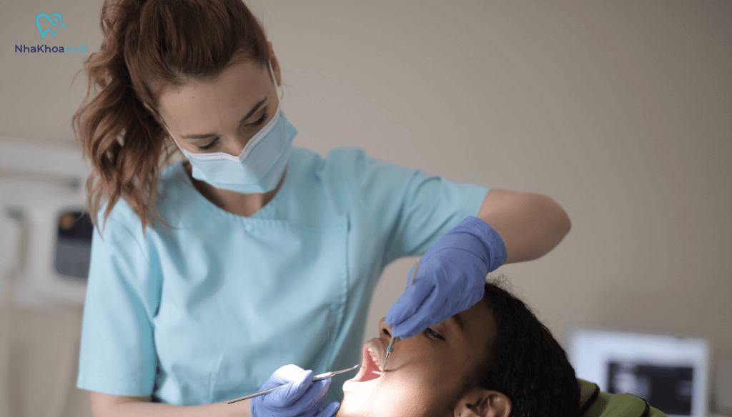 Trong trường hợp răng đã bị lung lay nặng và không thể bảo vệ, nhổ răng để tránh các biến chứng nặng