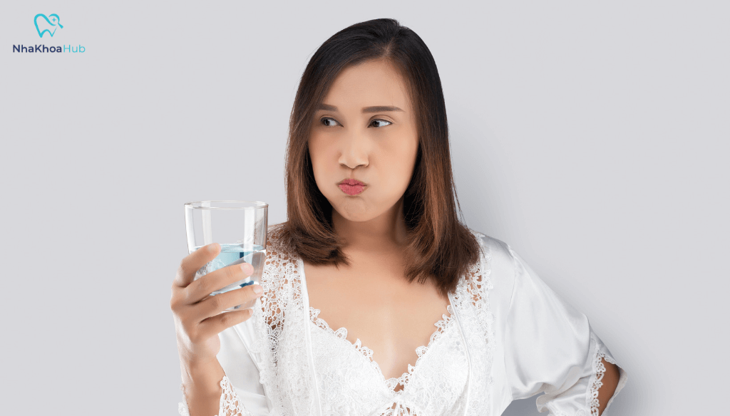 Nước muối không chỉ giúp khử trùng khoang miệng mà còn giúp làm chắc răng và ngăn ngừa vi khuẩn phát triển