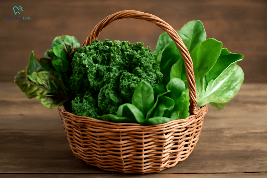 Các loại rau lá xanh như cải xoăn, rau bina rất giàu canxi, axit folic và vitamin C