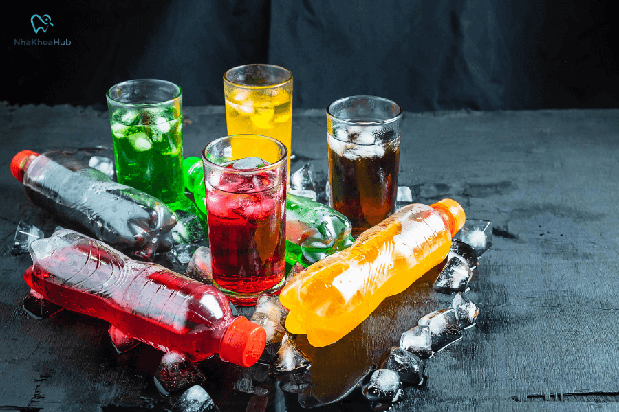 Món ăn chứa đường và tinh bột, như bánh ngọt, kẹo và đồ ăn nhanh, có thể tạo ra môi trường lý tưởng cho vi khuẩn trong miệng