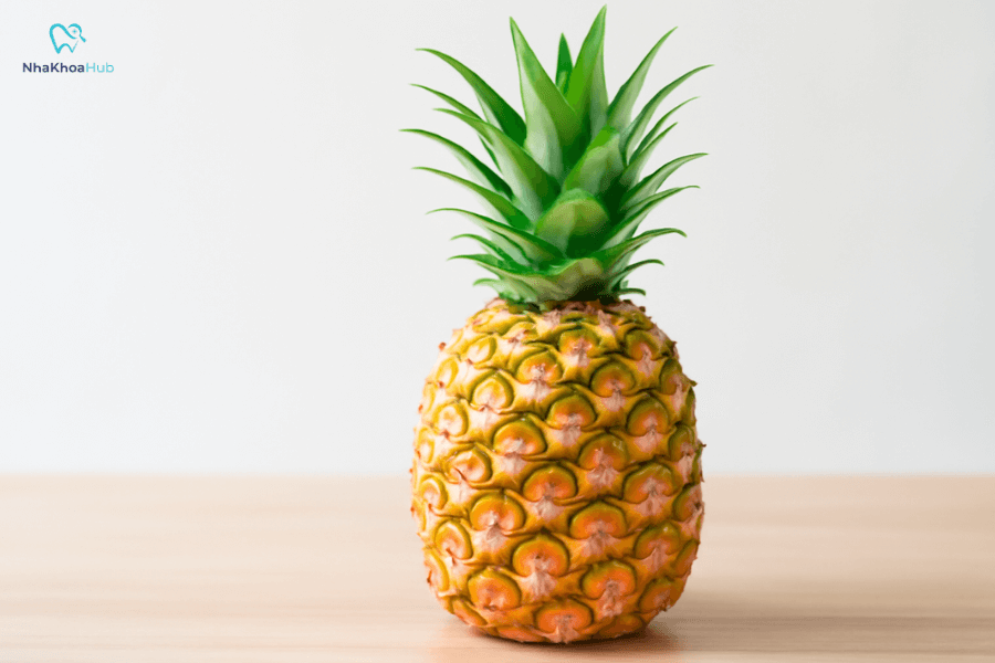 Nhờ vào bromelain, dứa làm sạch các vết bẩn trên răng và duy trì hàm răng trắng sáng tự nhiên