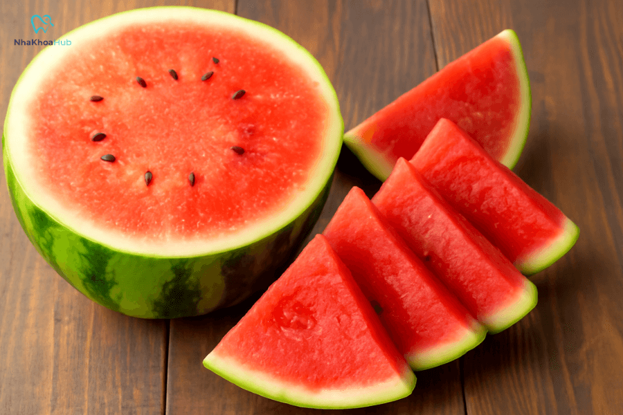 Dưa hấu chứa lycopene, một chất chống oxy hóa mạnh, bảo vệ nướu và duy trì màu sắc răng sáng đẹp