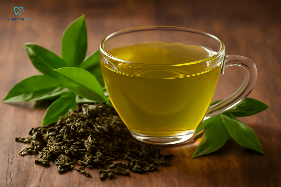 Việc súc miệng bằng trà đen hoặc trà xanh có thể giảm mảng bám và ngăn ngừa viêm lợi