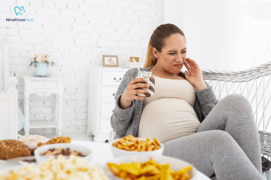 Khi bà bầu bị ê buốt răng, nguyên nhân thường là do thay đổi hormone làm tăng độ nhạy cảm của răng