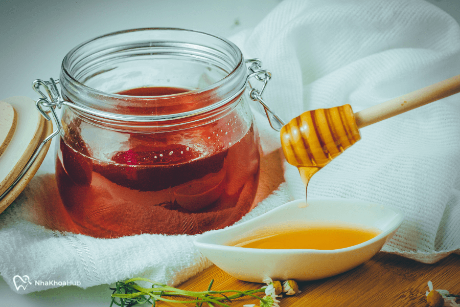 Mật ong là một chất kháng khuẩn tự nhiên có khả năng làm lành vết thương và giảm đau