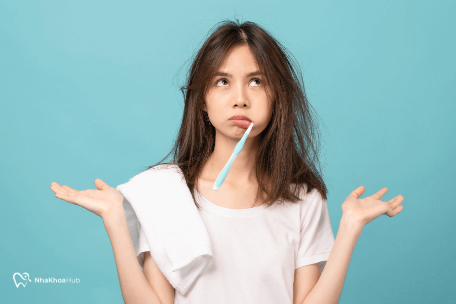 Đánh răng quá mạnh hoặc dùng bàn chải cứng có thể làm tổn thương men răng và mô nướu