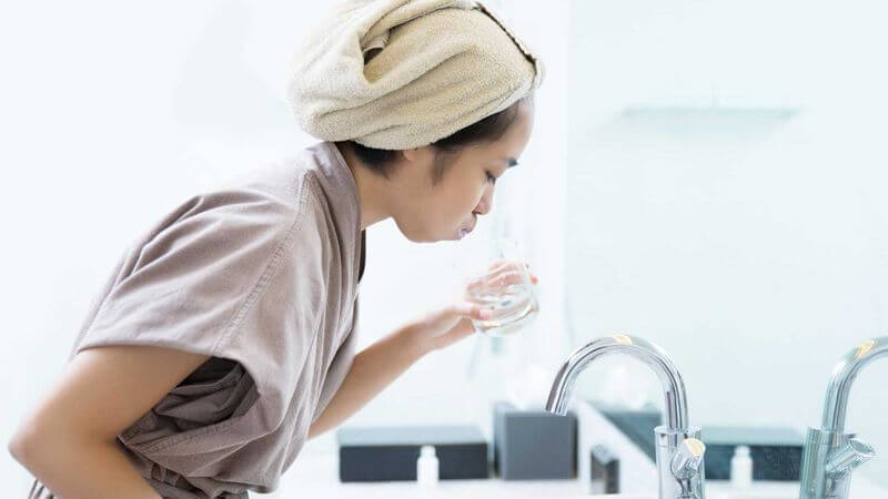 Cần súc miệng kỹ lại với nước sau khi dùng chanh để axit không ăn mòn nướu