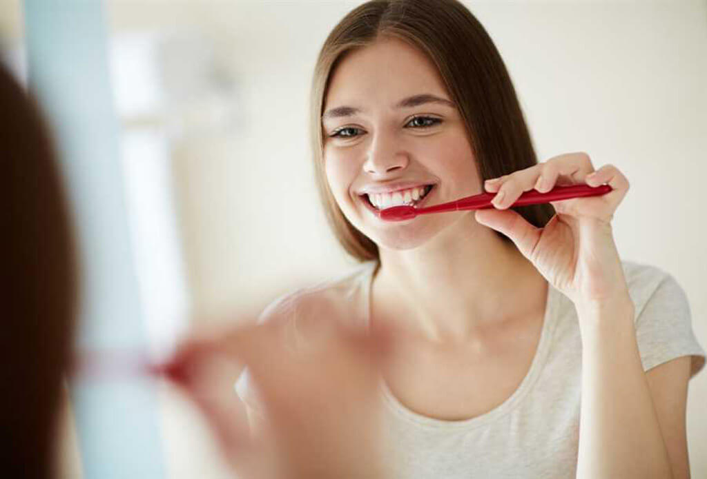Vệ sinh răng miệng bằng kem đánh răng chứa fluoride để bảo vệ men răng