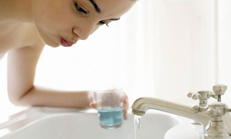 Súc miệng lại với nước sau khi chà dâu tây lên răng để làm sạch toàn bộ hàm răng