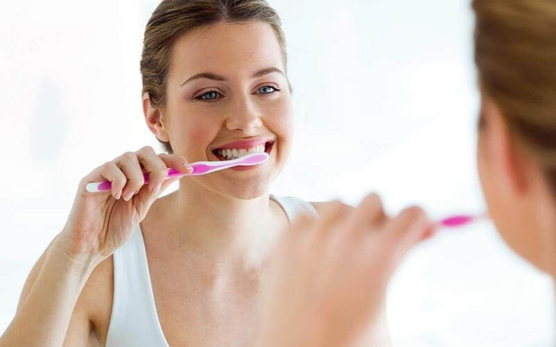 Chải răng với nha đam - mật ong 2-3 lần/tuần để cải thiện màu răng