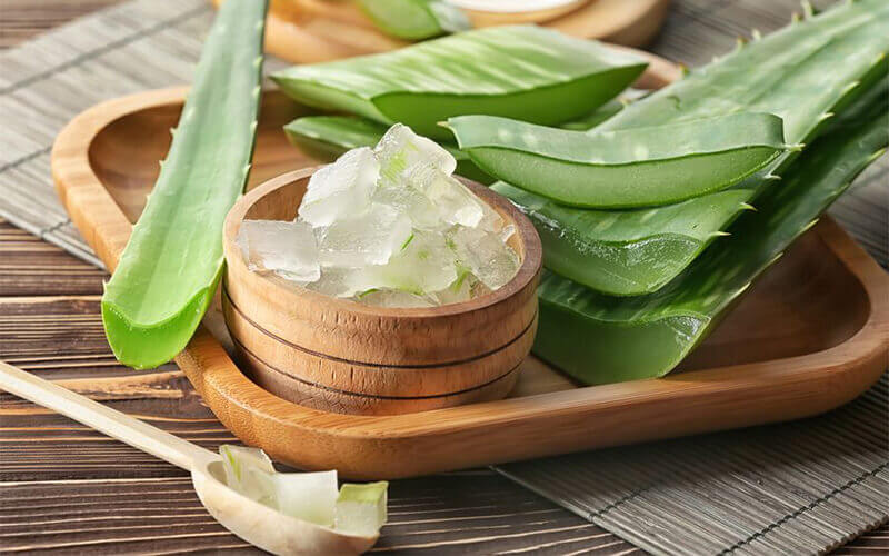 Làm trắng răng bằng nha đam tại nhà được nhiều người ưa chuộng bởi ưu điểm lành tính và dễ thực hiện
