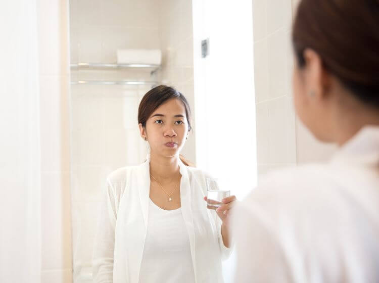 Súc miệng lại với nước sau khi đánh răng bằng nước vo gạo để làm sạch khoang miệng