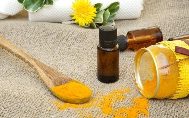 Bột nghệ kết hợp với vani là phương pháp làm trắng răng phù hợp cho cả người có răng yếu