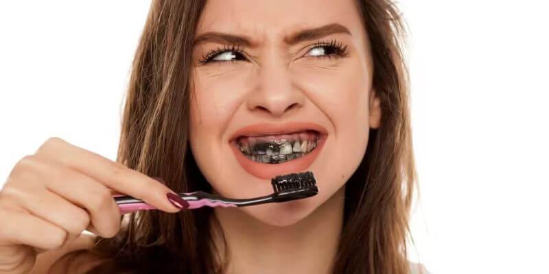 Di chuyển bàn chải nhẹ nhàng theo vòng tròn, không chà xát quá mạnh