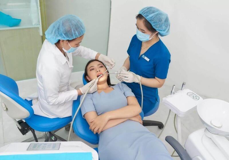 Người bệnh sẽ được hướng dẫn cách chăm sóc răng sứ tại nhà và hẹn lịch tái khám định kỳ 6 tháng/lần