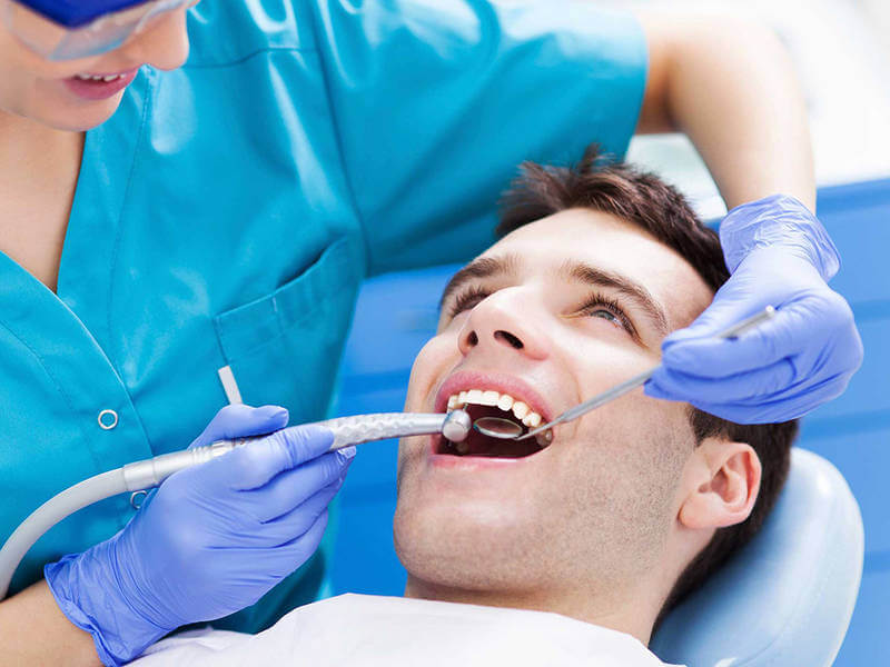 Cạo vôi răng tại phòng khám sẽ cải thiện hôi miệng giúp hơi thở thơm mát